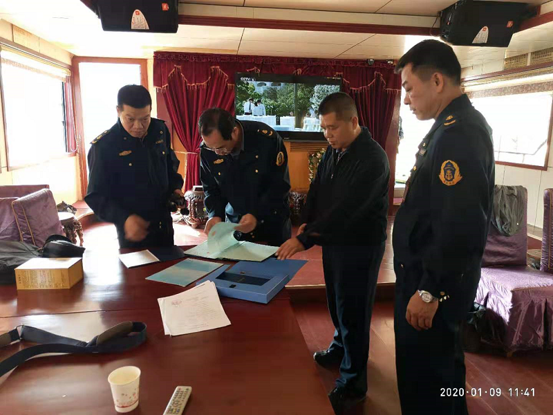崇左市港航管理局检查组检查客运船舶安全台账.png 崇左市港航管理局检查组检查客运船舶安全台账.png