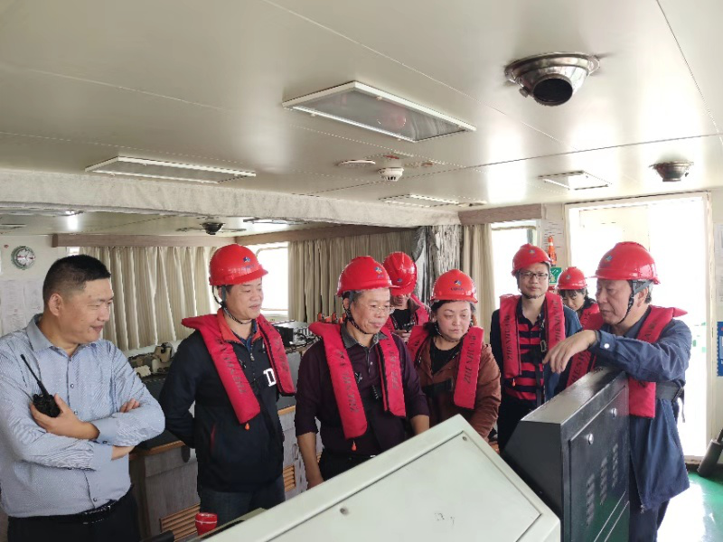 调研组在国轮“炜伦巨龙”船舶上调研引航工作2.png 调研组在国轮“炜伦巨龙”船舶上调研引航工作2.png