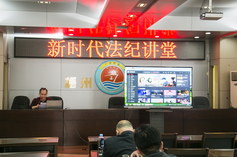 科室一支部党员在观看廉政教育片后讲心得.jpg 科室一支部党员在观看廉政教育片后讲心得.jpg