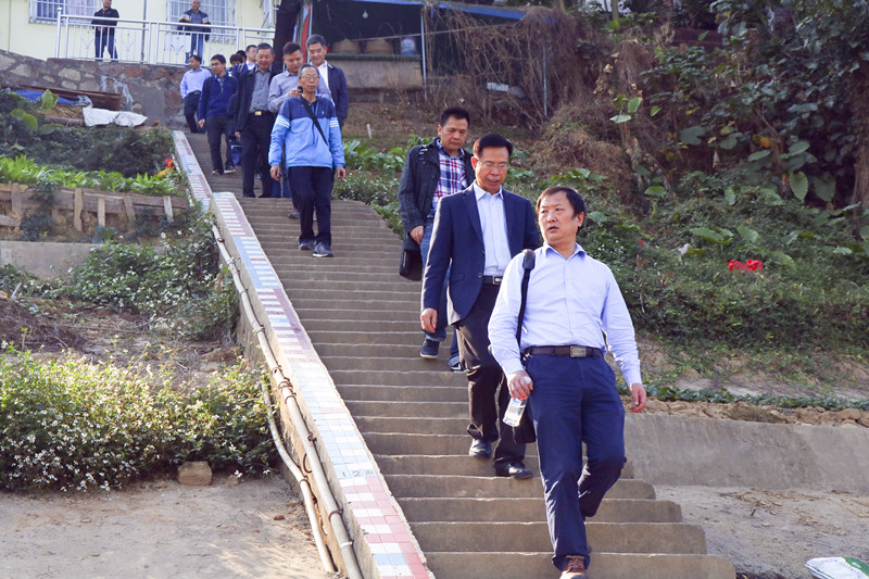 专家组一行从龙圩工作点码头登船1.jpg 专家组一行从龙圩工作点码头登船1.jpg