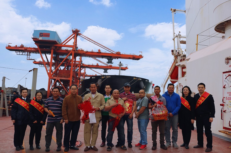 图为:防城港引航站向外籍船员赠送中国春节礼物.jpg 图为:防城港引航站向外籍船员赠送中国春节礼物.jpg