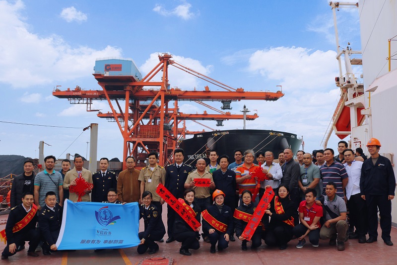 图为:在外轮上与船员们合影.jpg 图为:在外轮上与船员们合影.jpg