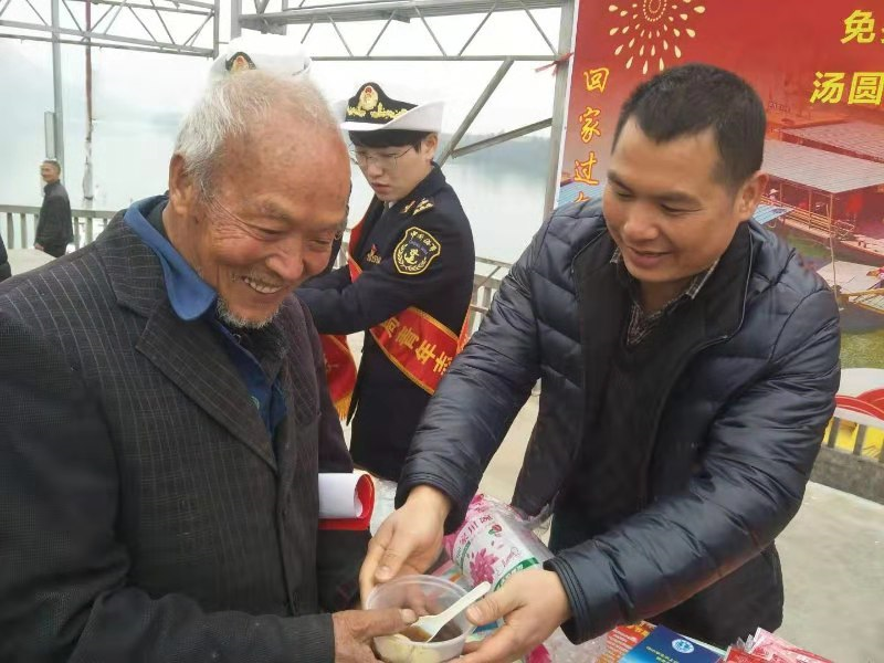 工作人员为返乡家人提供一碗热气腾腾的汤圆.png 工作人员为返乡家人提供一碗热气腾腾的汤圆.png