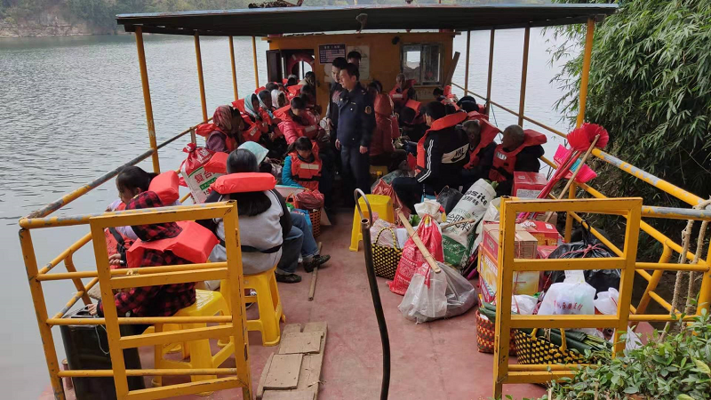 工作人员现场讲解水路安全知识.png 工作人员现场讲解水路安全知识.png