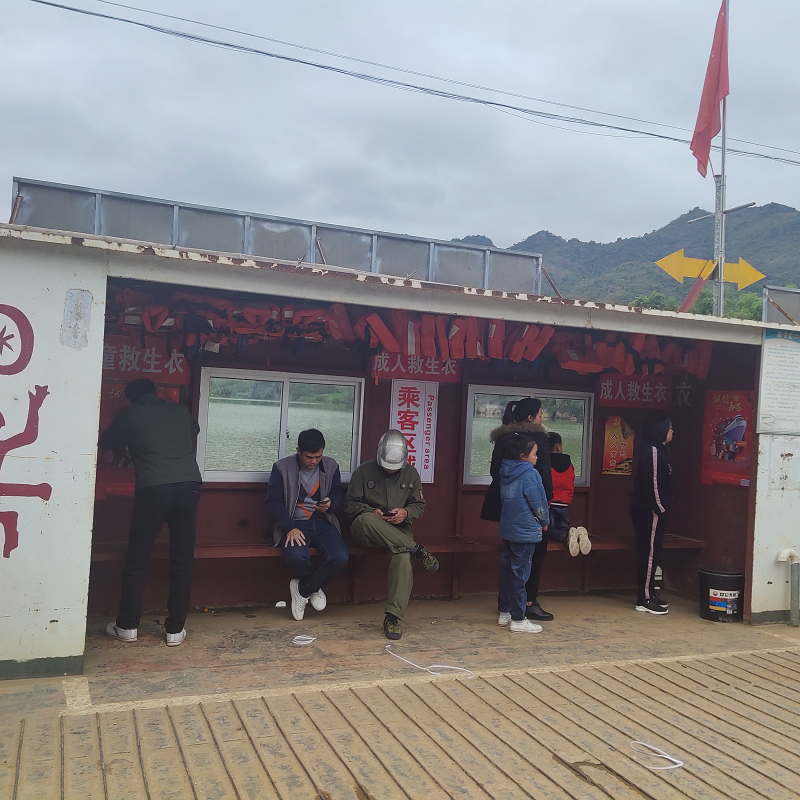 工作人员在张贴“温馨春运”海报.png 工作人员在张贴“温馨春运”海报.png