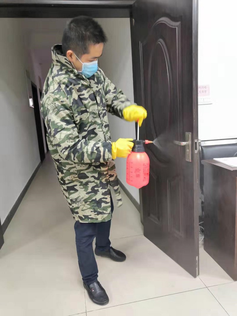 平乐分中心党员对办公场所进行消毒喷洒.jpg 平乐分中心党员对办公场所进行消毒喷洒.jpg