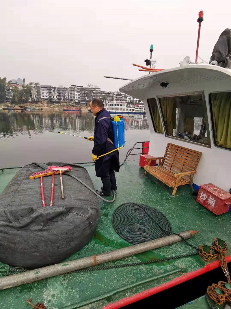 阳朔航道站党员对船舶进行消毒喷洒.jpg 阳朔航道站党员对船舶进行消毒喷洒.jpg