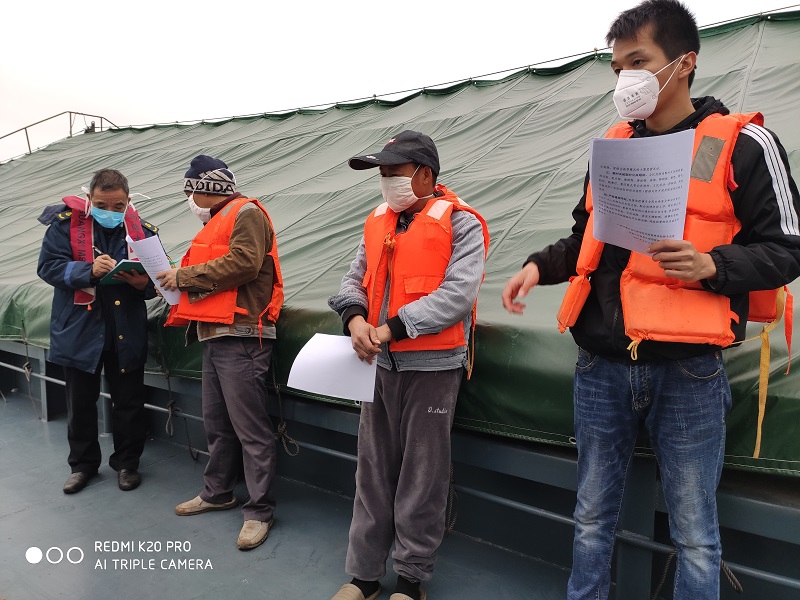 联合检查组正在对船民进行疫情宣传2.jpg 联合检查组正在对船民进行疫情宣传2.jpg