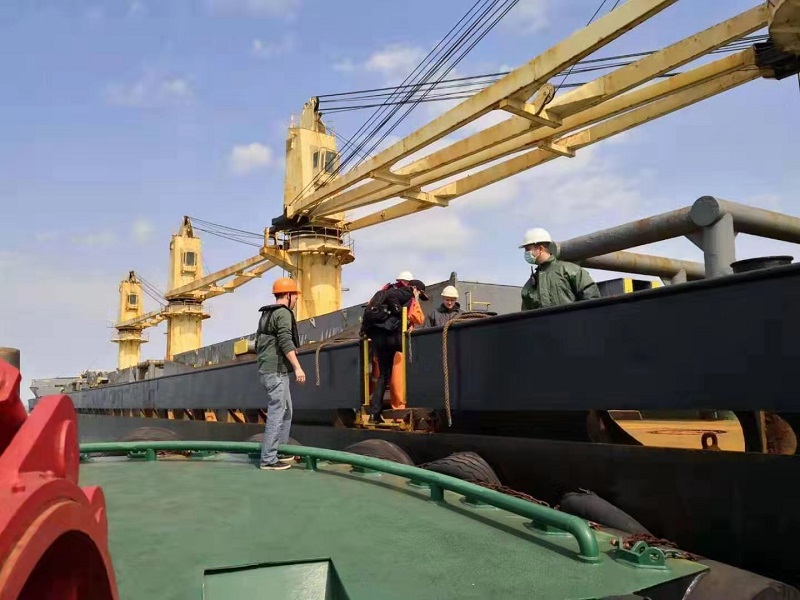 图为:引航员登上外轮执行引航任务.jpg 图为:引航员登上外轮执行引航任务.jpg