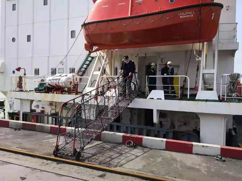 图为:引航员结束引航任务.jpg 图为:引航员结束引航任务.jpg