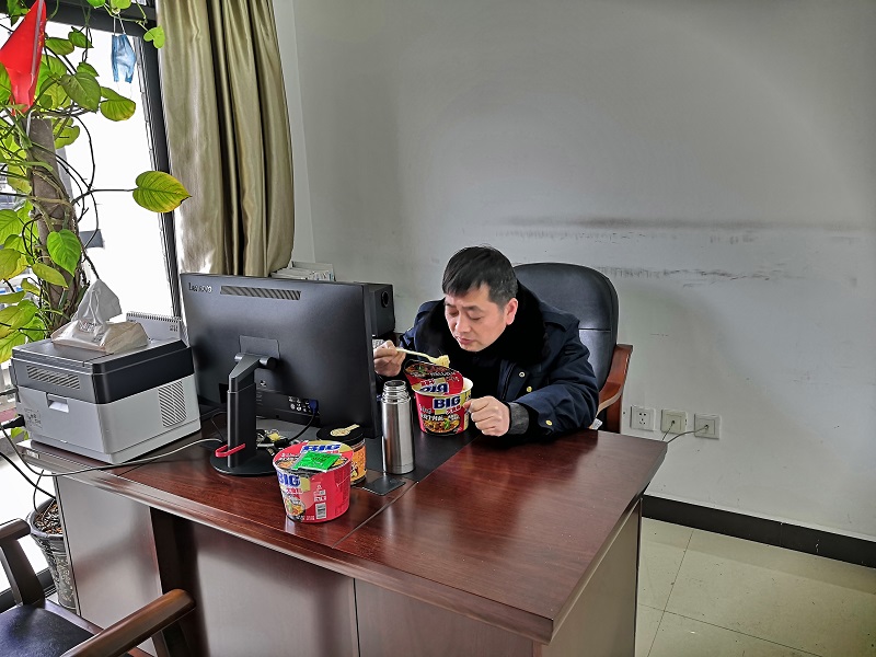 钟绍龙元宵节值班在办公室吃午餐.jpg 钟绍龙元宵节值班在办公室吃午餐.jpg