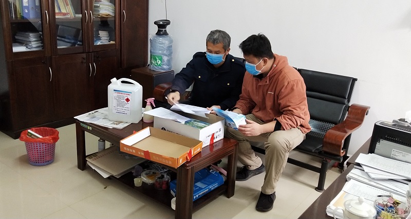 黎迪在指导科室人员分配防控物资.jpg 黎迪在指导科室人员分配防控物资.jpg