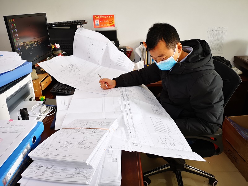 党员验船师正在审图-唐素青拍摄.jpg 党员验船师正在审图-唐素青拍摄.jpg