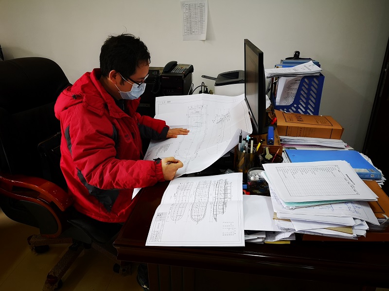 厅优秀共青团员获得者船体专业验船师接受审图任务-唐素青拍摄.jpg 厅优秀共青团员获得者船体专业验船师接受审图任务-唐素青拍摄.jpg