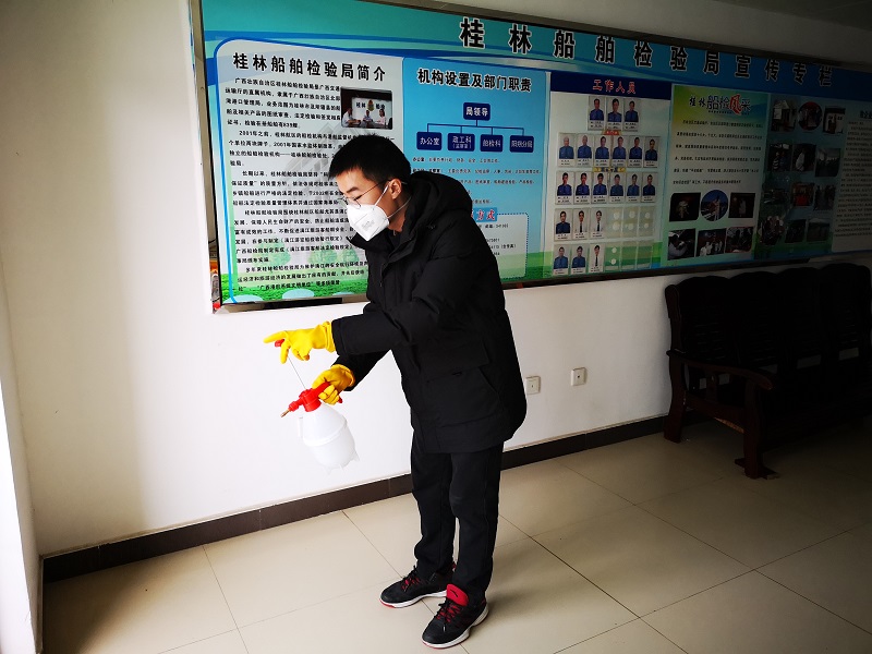 党员在消毒办公场所-唐素青拍摄.jpg 党员在消毒办公场所-唐素青拍摄.jpg