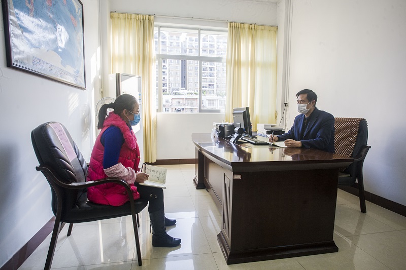 刘临雄主任指导中心疫情防控领导小组办公室主任岑锦莲开展工作.jpg 刘临雄主任指导中心疫情防控领导小组办公室主任岑锦莲开展工作.jpg