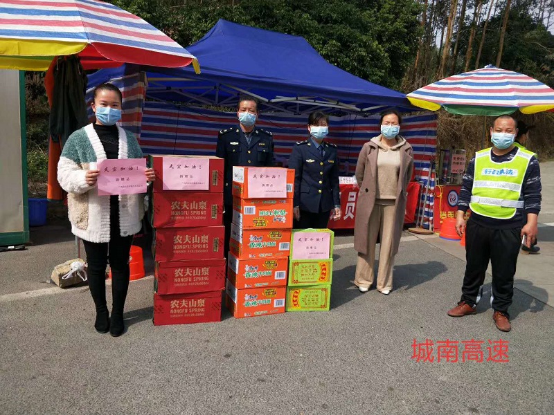 广西武宣联洋船务有限公司到各疫情防控卡点捐赠物资2.jpg 广西武宣联洋船务有限公司到各疫情防控卡点捐赠物资2.jpg