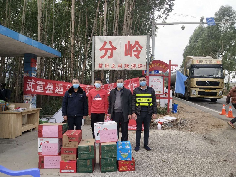 武宣信达船务水路运输有限公司到各疫情防控卡点捐赠物资.jpg 武宣信达船务水路运输有限公司到各疫情防控卡点捐赠物资.jpg