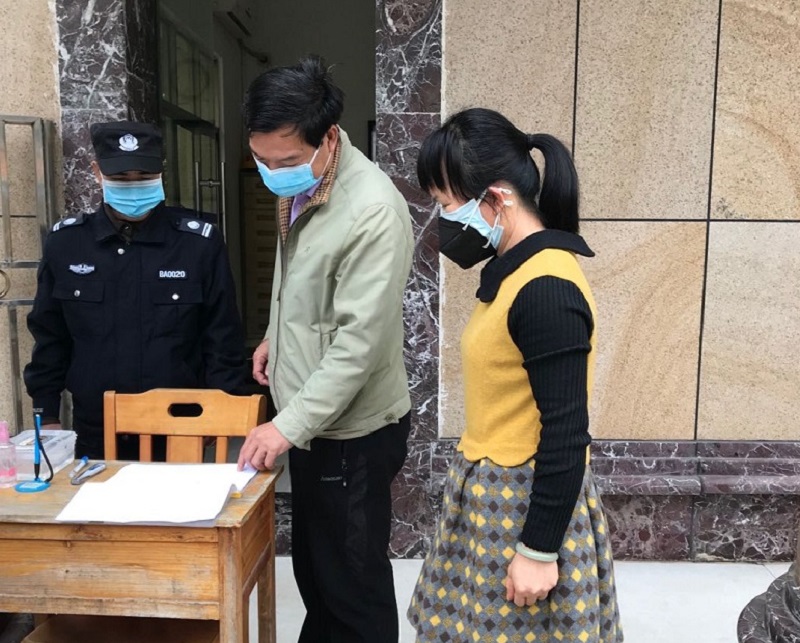 胡泽汇副书记(中)和纪检监察人员对防疫登记工作进行检查.jpg 胡泽汇副书记(中)和纪检监察人员对防疫登记工作进行检查.jpg