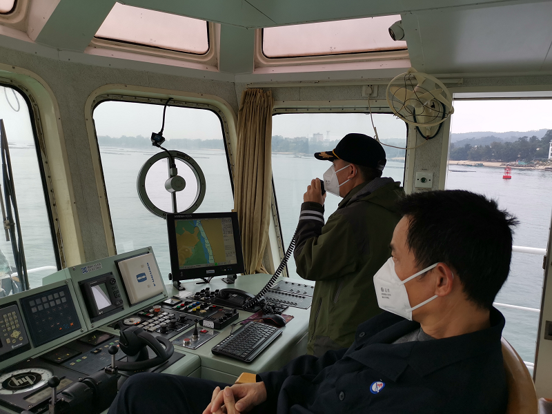 图为:高级引航员蒋旷生执行引航任务.png 图为:高级引航员蒋旷生执行引航任务.png