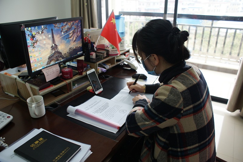 2.党员认真学习文件和做笔记.jpg 2.党员认真学习文件和做笔记.jpg