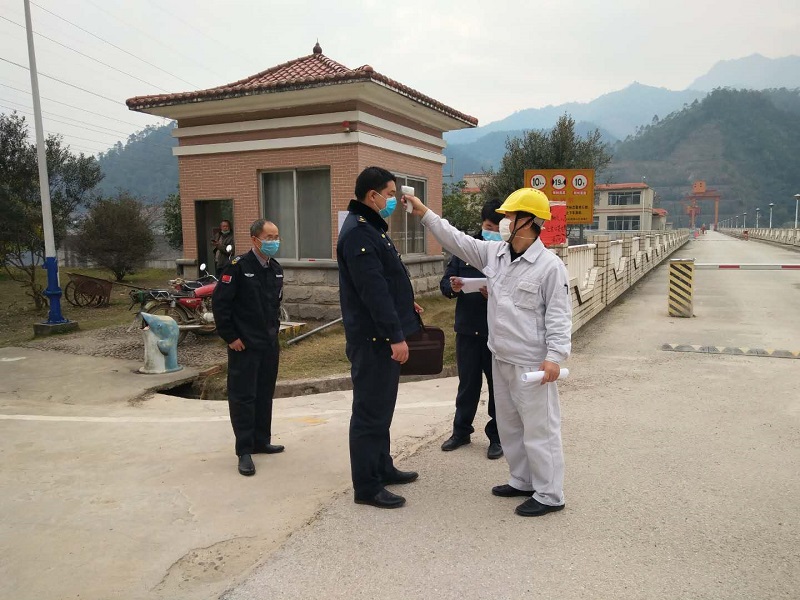 执法人员深入船闸运行现场前体温测试.jpg 执法人员深入船闸运行现场前体温测试.jpg