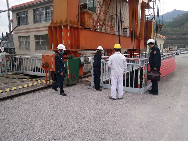 执法人员深入船闸维修现场.jpg 执法人员深入船闸维修现场.jpg