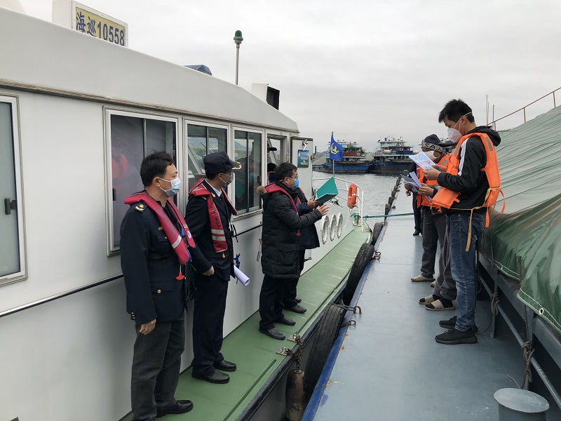 中心联合检查组对辖区船闸船民进行疫情宣传.jpg 中心联合检查组对辖区船闸船民进行疫情宣传.jpg