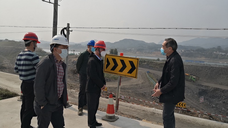 柳州市港航管理处黄连宏主任在红花二线船闸施工现场督察疫情防控工作.jpg 柳州市港航管理处黄连宏主任在红花二线船闸施工现场督察疫情防控工作.jpg