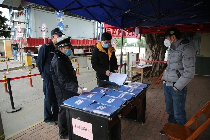 党员先锋在石步岭港区大门疫情防控监测点.jpg 党员先锋在石步岭港区大门疫情防控监测点.jpg