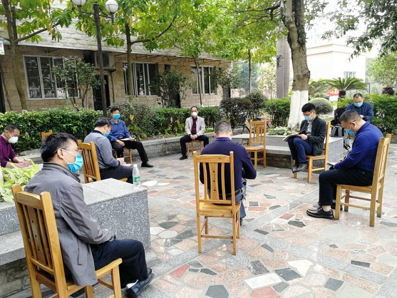 露天工地会议.jpg 露天工地会议.jpg