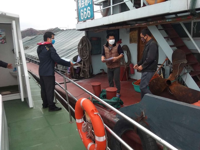 工作人员开展船舶防疫宣传.jpg 工作人员开展船舶防疫宣传.jpg
