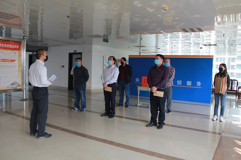 支部书记莫兆敏号召党员踊跃自愿捐款.jpg 支部书记莫兆敏号召党员踊跃自愿捐款.jpg