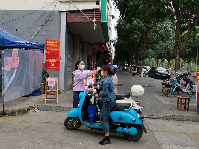 女职工白莹到社区报到配合开展疫情防控工作.jpg 女职工白莹到社区报到配合开展疫情防控工作.jpg