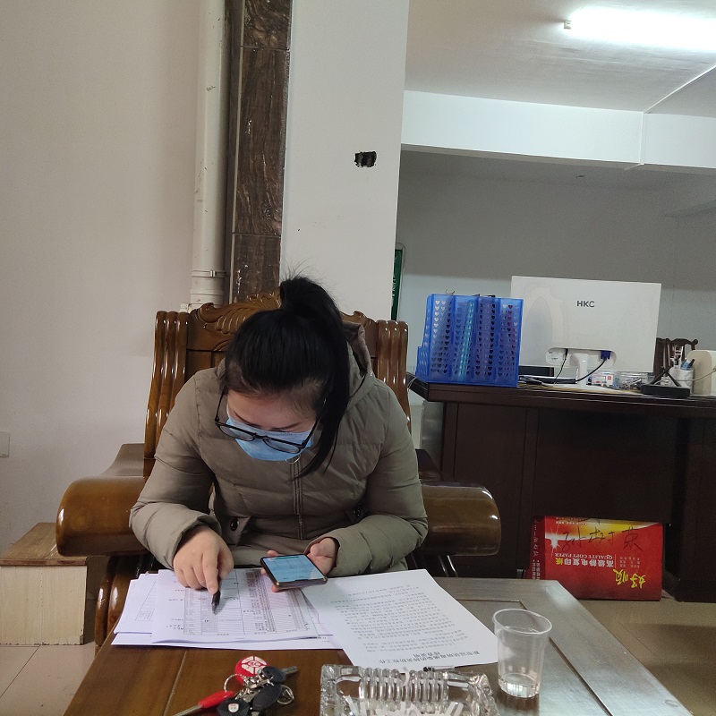 女职工李小梅到社区报到逐个电话联系确认住户信息做好宣讲.jpg 女职工李小梅到社区报到逐个电话联系确认住户信息做好宣讲.jpg