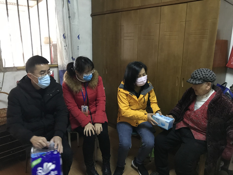 新冠疫情期间学雷锋慰问困难老人.JPG