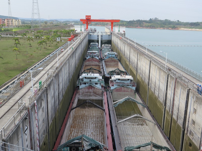 老口船闸闸室内的过闸船舶.jpg 老口船闸闸室内的过闸船舶.jpg