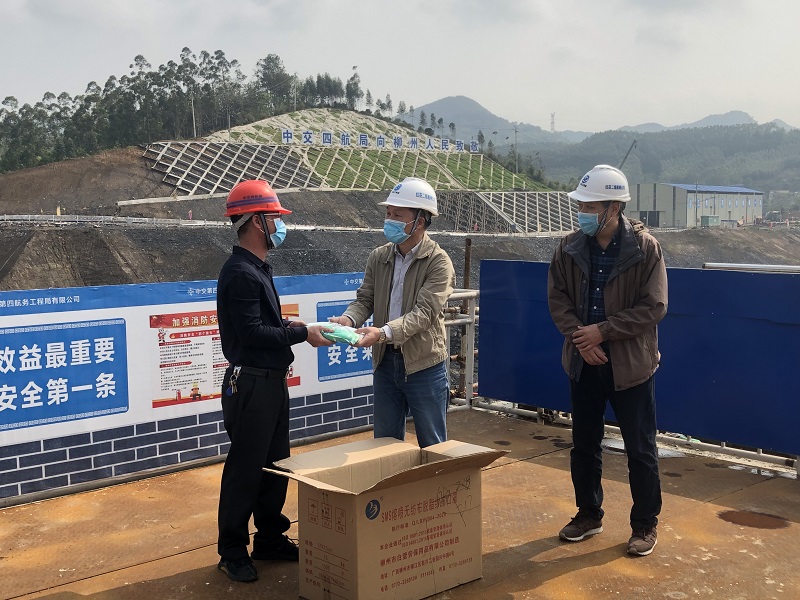 3月9日上午，市交通运输局局长韦宁带队赴红花二线船闸工程现场调研复工复产情况，看望并慰问一线工作人员，为企业送去防护口罩500个.jpg