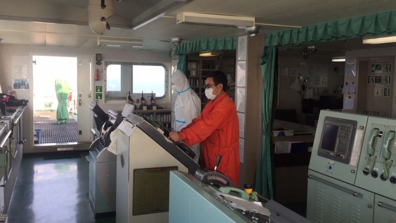 图为:引航员正在执行引航任务.jpg 图为:引航员正在执行引航任务.jpg