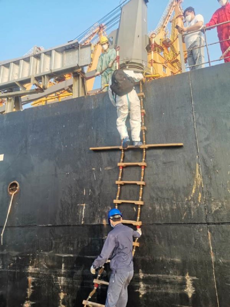 图为:引航员攀爬软梯即将执行引航任务.jpg 图为:引航员攀爬软梯即将执行引航任务.jpg