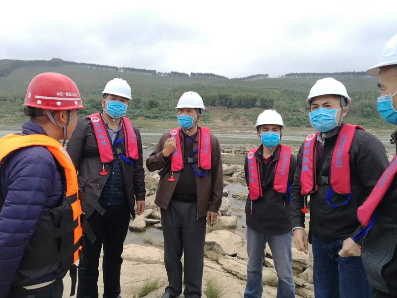 王永兴常务一行深入险滩--黄牛背滩了解情况.jpg 王永兴常务一行深入险滩--黄牛背滩了解情况.jpg