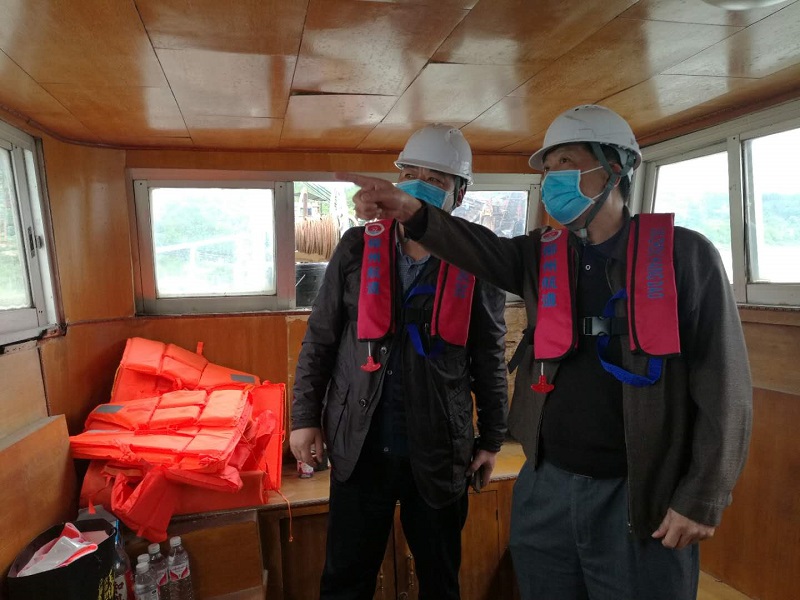 王永兴常务乘船沿途察看各滩点施工情况.jpg 王永兴常务乘船沿途察看各滩点施工情况.jpg