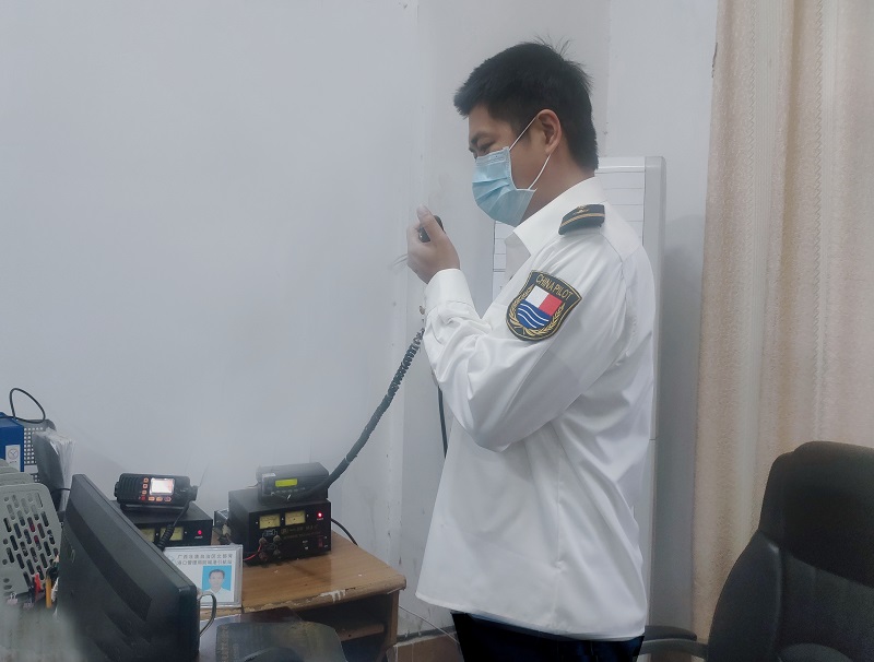 图为:正在与船代方沟通协调.jpg 图为:正在与船代方沟通协调.jpg