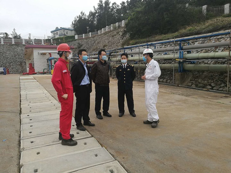 检查组在涠洲终端码头检查.jpg 检查组在涠洲终端码头检查.jpg