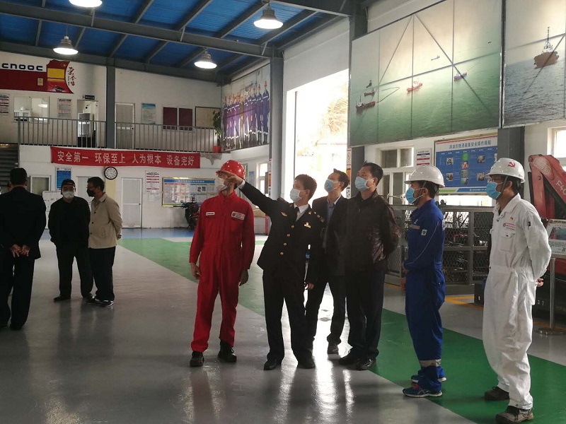 检查组在涠洲终端码头检查应急设施设备.jpg 检查组在涠洲终端码头检查应急设施设备.jpg