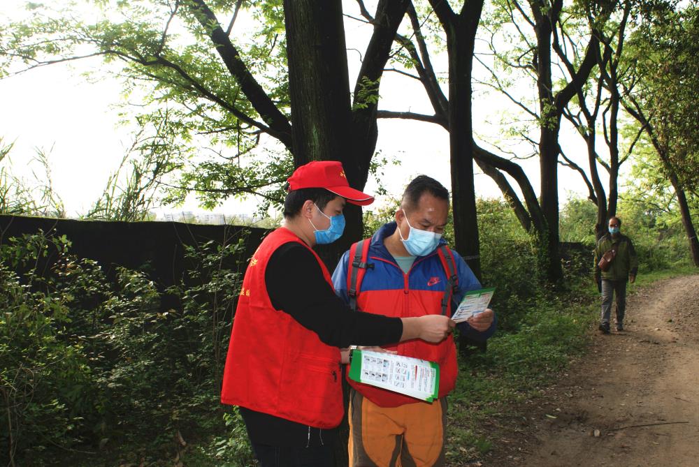 向行人游客宣传防疫知识1.jpg 向行人游客宣传防疫知识1.jpg