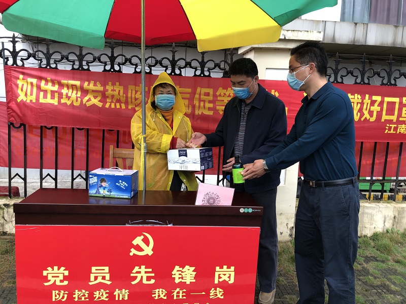 慰问党员先锋岗女同志.jpg 慰问党员先锋岗女同志.jpg