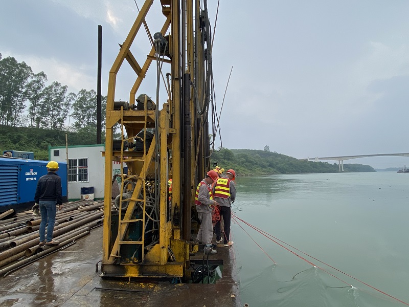 蓑衣滩钻孔船准备作业.jpg