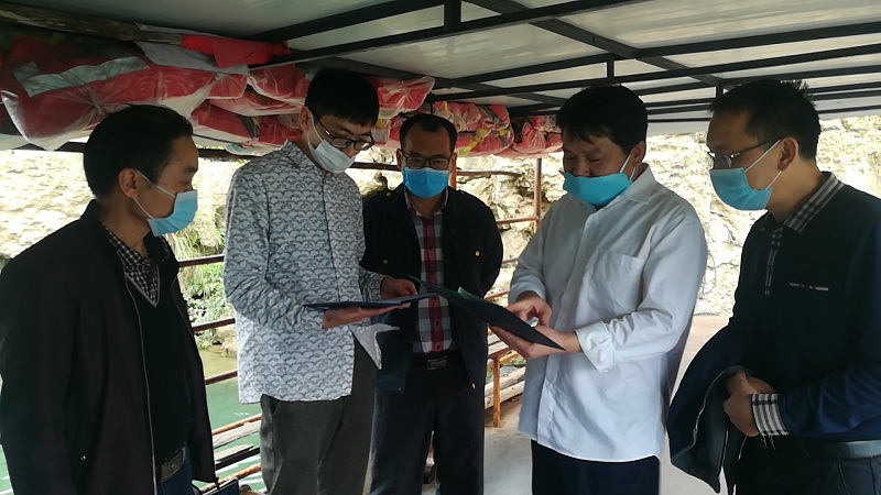 督导组在新圩渡口忻城横015渡船上现场检查证件.jpg 督导组在新圩渡口忻城横015渡船上现场检查证件.jpg