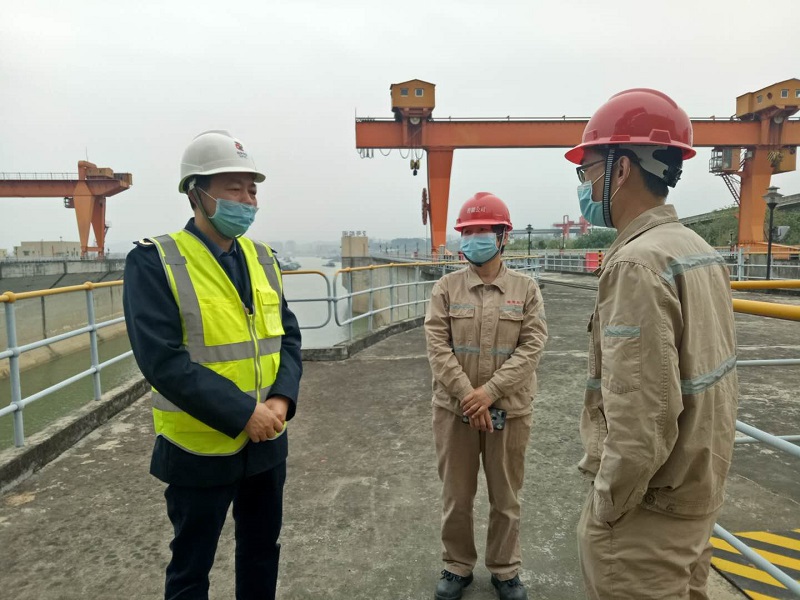 向现场负责人了解2#船闸技改进展情况.jpg 向现场负责人了解2#船闸技改进展情况.jpg